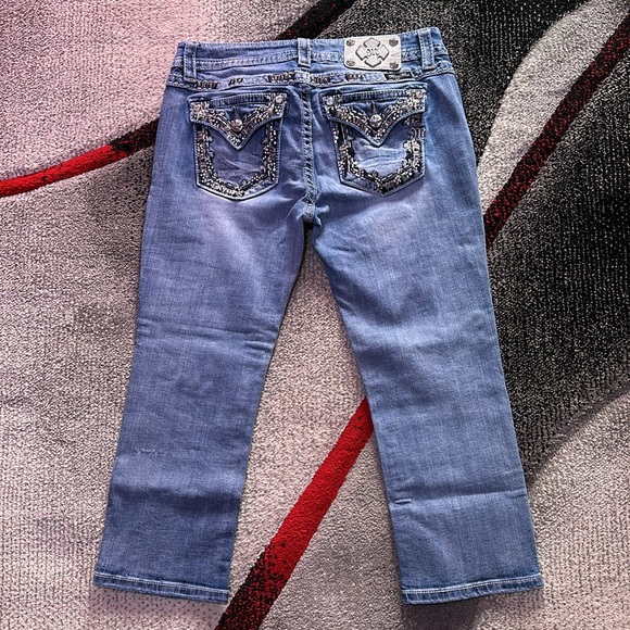 Ladies Miss Me Signature Mid-Rise Cuffed Capri - Picture 2 of 10